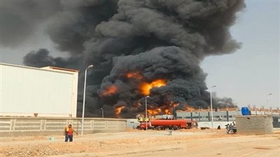 ارتفاع عدد المصابين في حريق مصنعي البويات والكرتون بالعاشر إلى 21 شخصًا