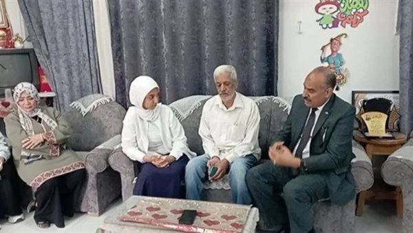وكيل الوزارة مع الطالبة داخل المدرسة