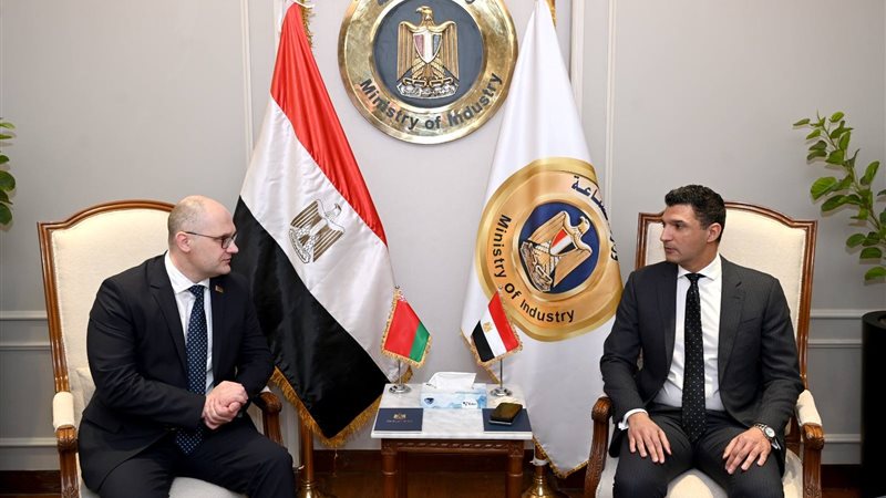 وزير الصناعة في مباحثات