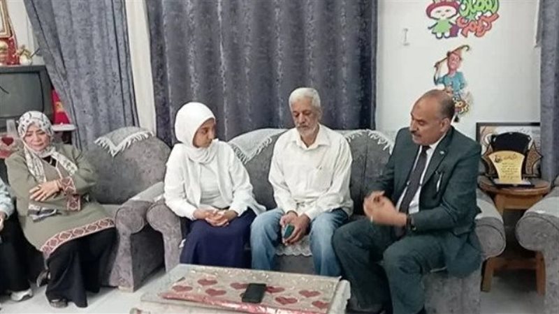 وكيل الوزارة مع الطالبة داخل المدرسة