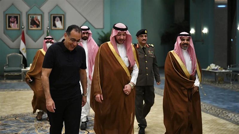رئيس الوزراء يغادر