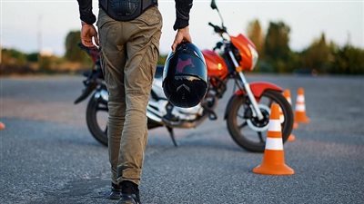 ازاي تستخرج رخصة قيادة دراجة نارية لأول مرة..تعرف على الشروط والرسوم المطلوبة