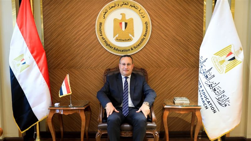 الدكتور عبد العزيز
